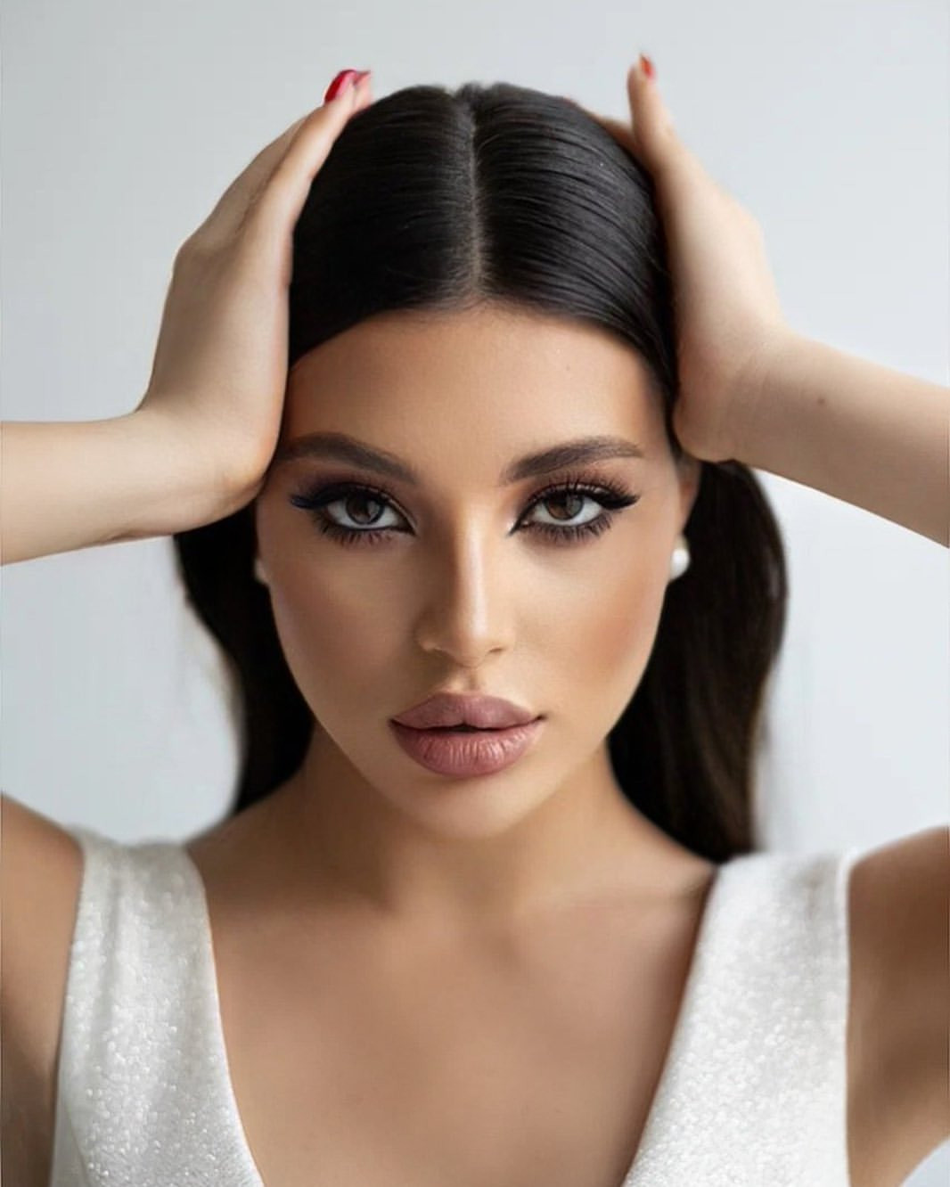 Cô đã tốt nghiệp về diễn viên tại Viện Truyền hình và Đài Phát thanh Moscow.