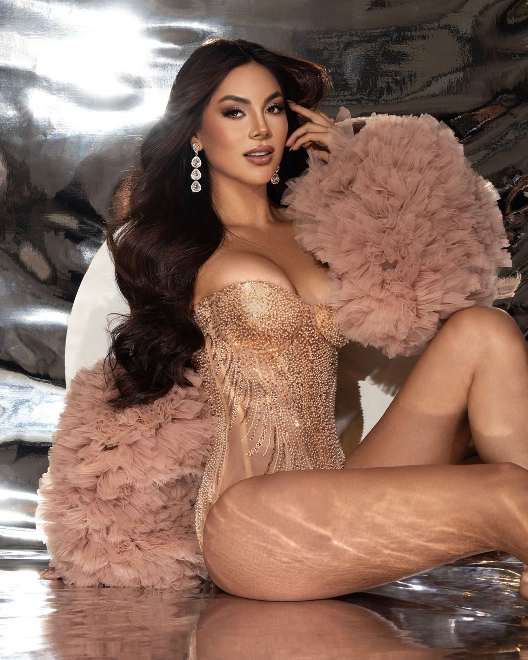 Năm ngoái, đại diện Colombia tại Hoa hậu Hoàn vũ 2023 là người đẹp Camila Avella. Chung cuộc, cô đã lọt vào top 5. Camila Avella cũng làm nên lịch sử khi trở thành người phụ nữ đã kết hôn, sinh con đầu tiên dự thi Hoa hậu Hoàn vũ.