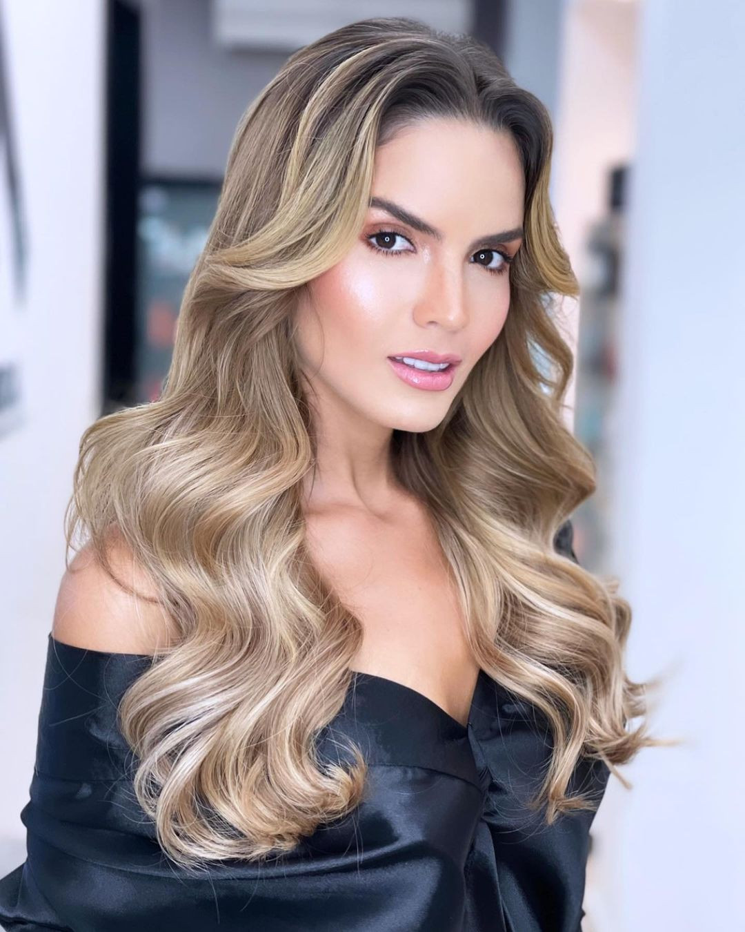 “Không một ai ngoài kia có thể biết được bạn đã phải trải qua những gì. Hãy tin vào mục đích và ước mơ của bạn. Một vài năm trước tôi đã không nghĩ đến việc mình sẽ ở đây. Và giờ đây Hoa hậu Hoàn vũ là cuộc thi dành cho mọi cơ thể, mọi khuynh hướng và lứa tuổi”, người đẹp chia sẻ.