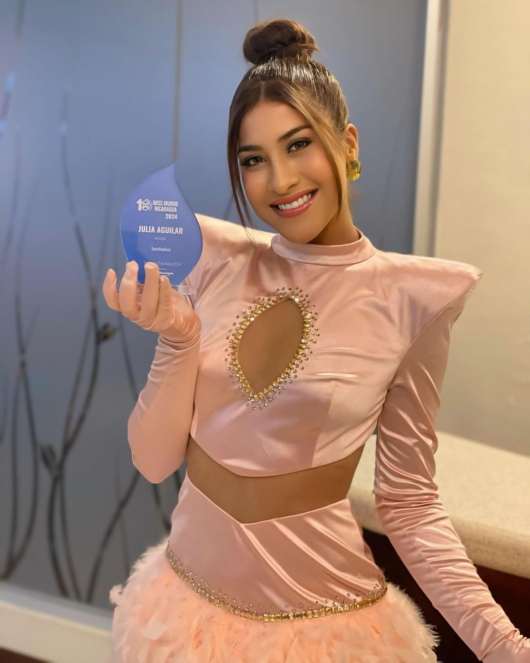 Việc được bổ nhiệm lên ngôi hoa hậu từ vị trí Á hậu cũng được cho là trở ngại với Julia Aguilar trong quá trình tham dự Miss World lần thứ 72 vì mới đây ban tổ chức Hoa hậu Thế giới yêu cầu các quốc gia phải cử người chiến thắng cao nhất đến dự thi.