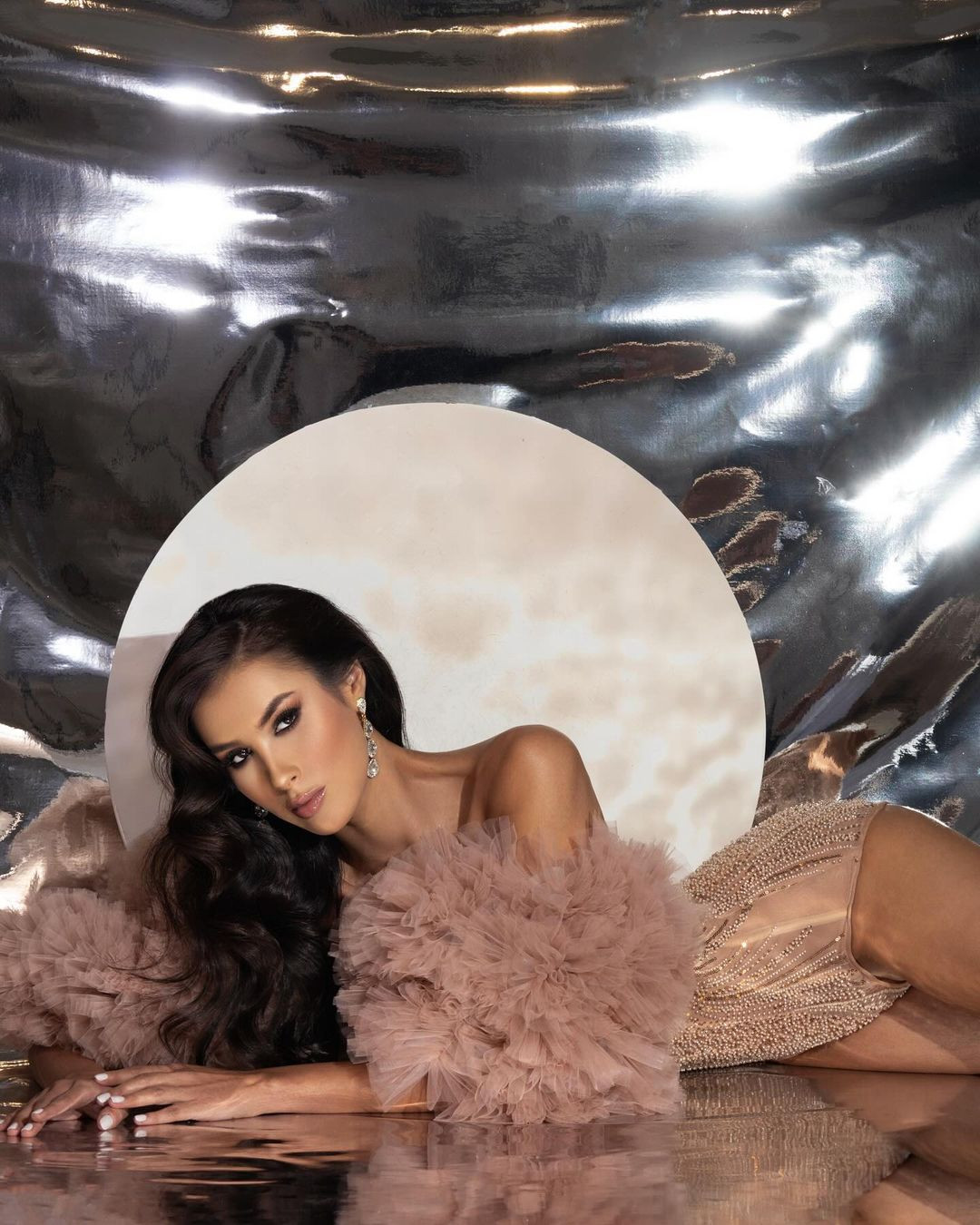 Người đẹp Natalia Pinzon đại diện bang Magdalena cũng là thí sinh gây chú ý tại cuộc thi năm nay. Cô gây ấn tượng với chiều cao 1,84 m và hình thể khỏe khoắn, nóng bỏng đậm chất Latinh. Natalia năm nay 25 tuổi, là người mẫu chuyên nghiệp. Cô hoạt động kinh doanh thời trang quy mô quốc tế với nhãn hàng của riêng mình.