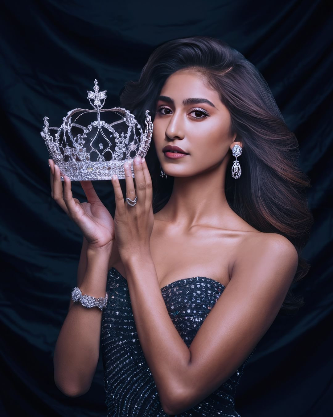 Zara Shatavari (Ấn Độ) có hơn 5.000 người theo dõi trên Instagram. Mục đích ban đầu tạo ra Zara là để quảng cáo loại thực phẩm bổ sung tự nhiên, hỗ trợ phụ nữ Ấn Độ bị mất cân bằng nội tiết tố.