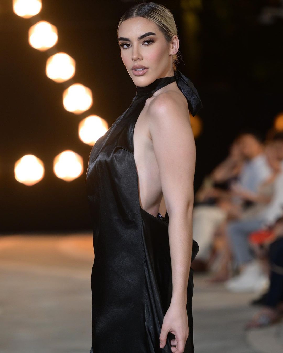 Lourdes Feliu còn làm trợ lý pháp lý cho một công ty luật. Ngoài việc làm người mẫu, trong thời gian rảnh rỗi, cô chăm chỉ tập gym và học cách nấu những món ăn mới.