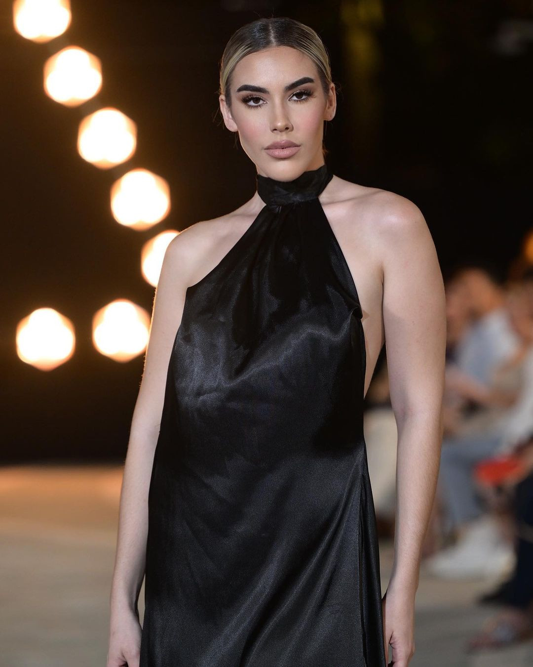 Lourdes Feliu còn làm trợ lý pháp lý cho một công ty luật. Ngoài việc làm người mẫu, trong thời gian rảnh rỗi, cô chăm chỉ tập gym và học cách nấu những món ăn mới.