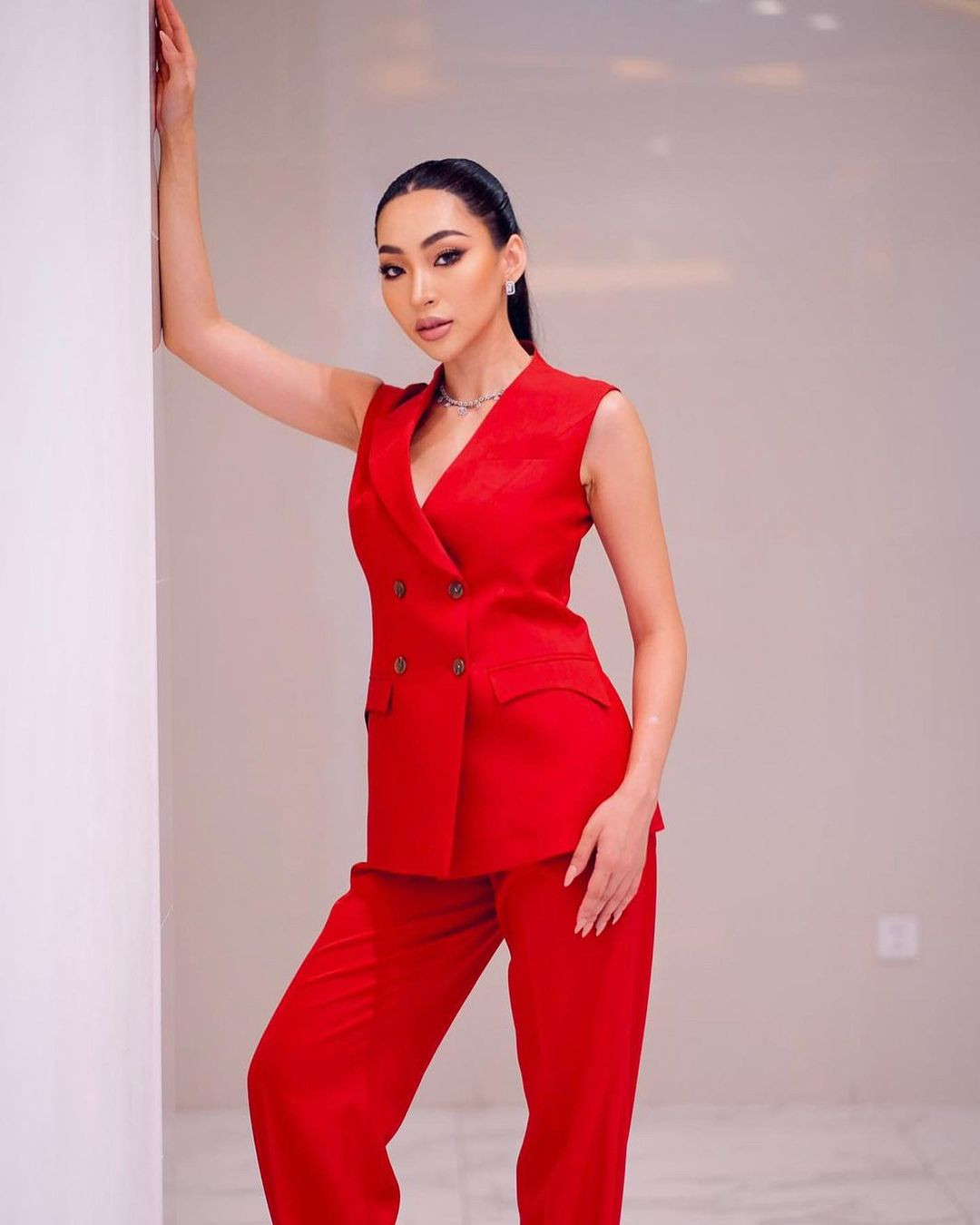 Meepooh Phirunya Thipphomvo là gương mặt có kinh nghiệm thi sắc đẹp. Cô từng giành giải Á hậu 1 tại Hoa hậu Hoàn vũ Lào 2023.