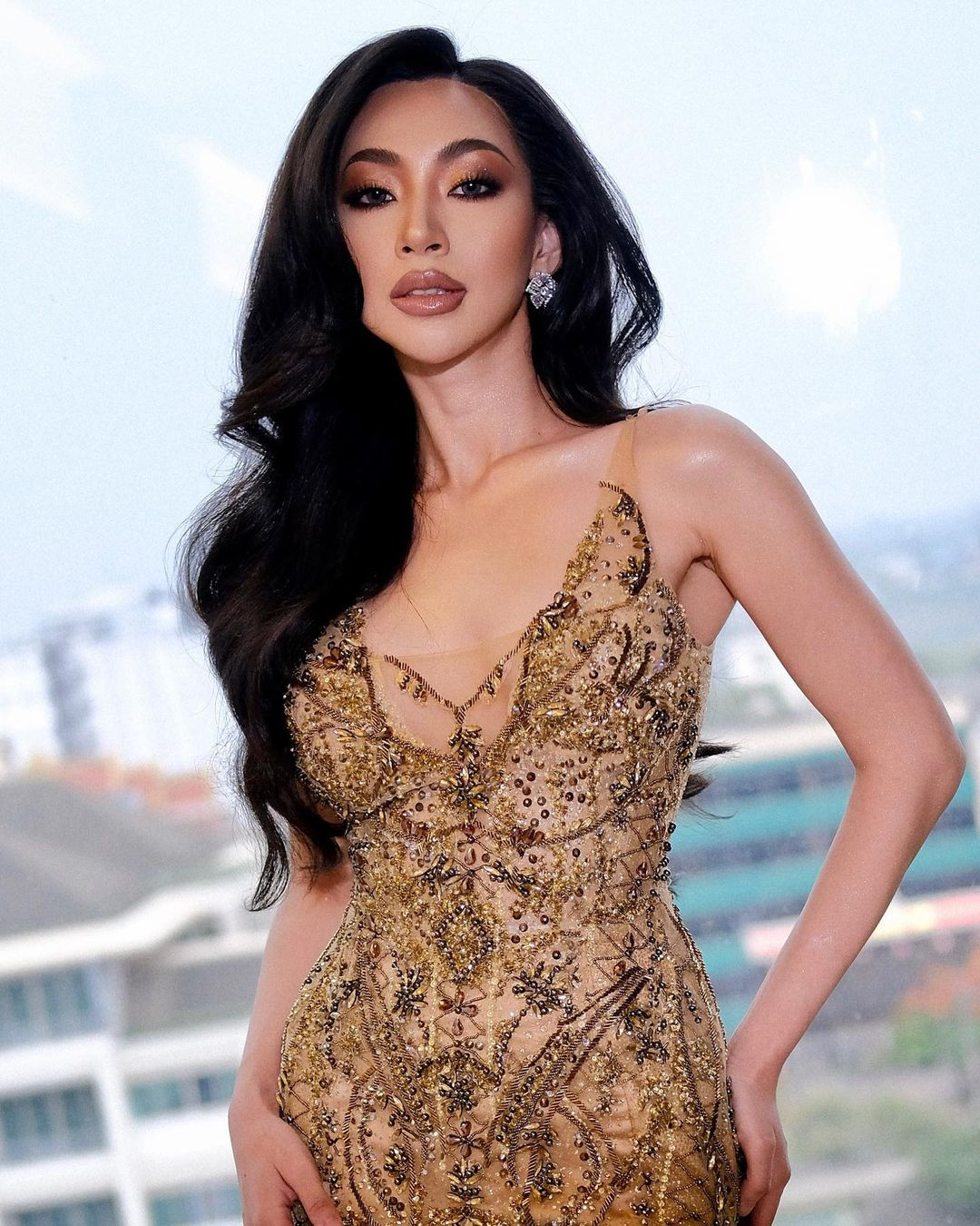 Nhiều năm nay, người đẹp đồng hành cùng dự án We All Together, hỗ trợ trẻ em nghèo và phụ nữ.