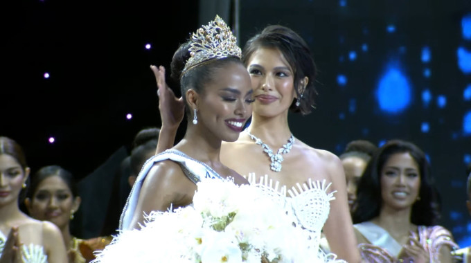 Michelle Dee nhận lỗi về khoảnh khắc trao vương miện cho Chelsea Manalo.