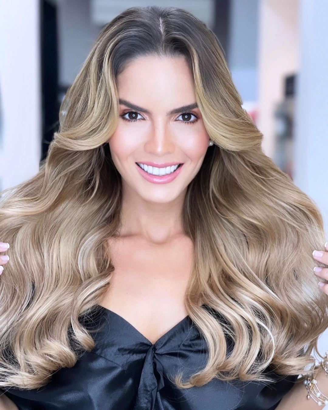 “Không một ai ngoài kia có thể biết được bạn đã phải trải qua những gì. Hãy tin vào mục đích và ước mơ của bạn. Một vài năm trước tôi đã không nghĩ đến việc mình sẽ ở đây. Và giờ đây Hoa hậu Hoàn vũ là cuộc thi dành cho mọi cơ thể, mọi khuynh hướng và lứa tuổi”, người đẹp chia sẻ.