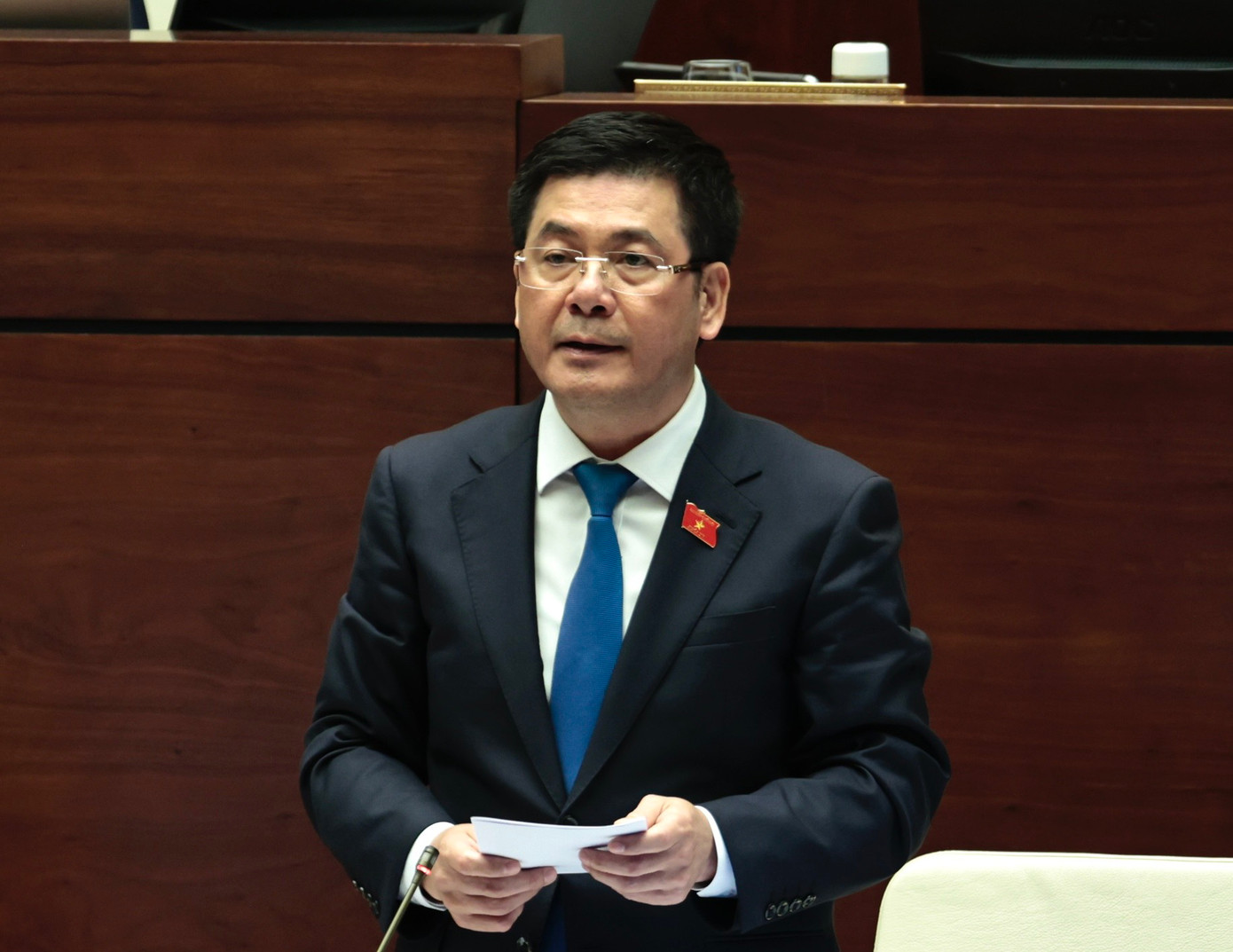 Bộ trưởng Bộ Công thương Nguyễn Hồng Diên trả lời chất vấn. Ảnh: Như Ý