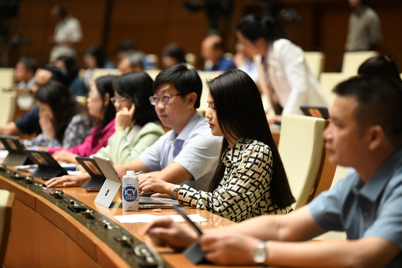 Quốc hội biểu quyết thông qua Luật Đường bộ. Ảnh: Như Ý