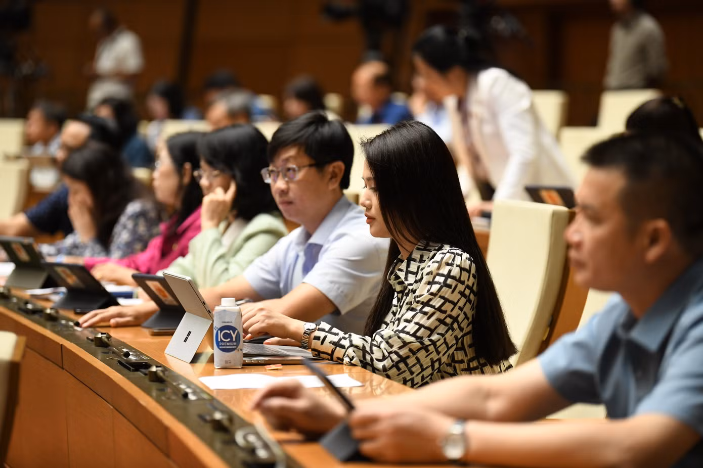 Quốc hội biểu quyết thông qua Luật Đường bộ. Ảnh: Như Ý