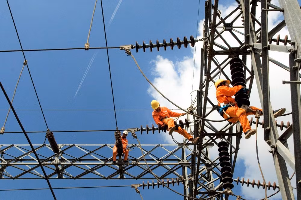 Công nhân trên công trường thi công đường dây 500 kV mạch 3. Công nhân trên công trường thi công đường dây 500 kV mạch 3.