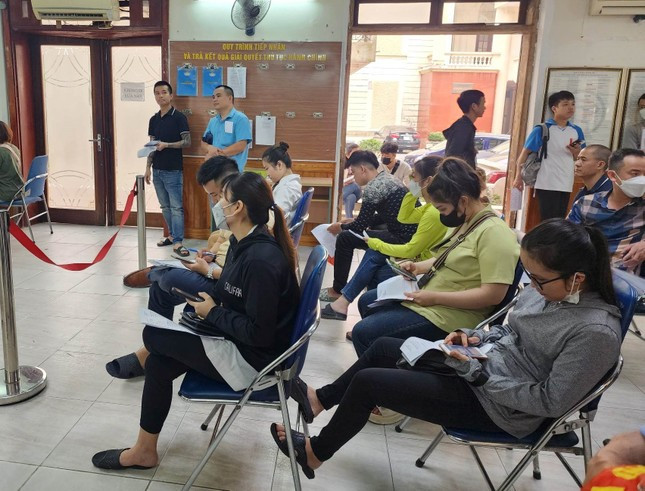 Người dân chờ đợi xin cấp Phiếu lý lịch tư pháp ở Hà Nội vào tháng 4/2023. Người dân chờ đợi xin cấp Phiếu lý lịch tư pháp ở Hà Nội vào tháng 4/2023.