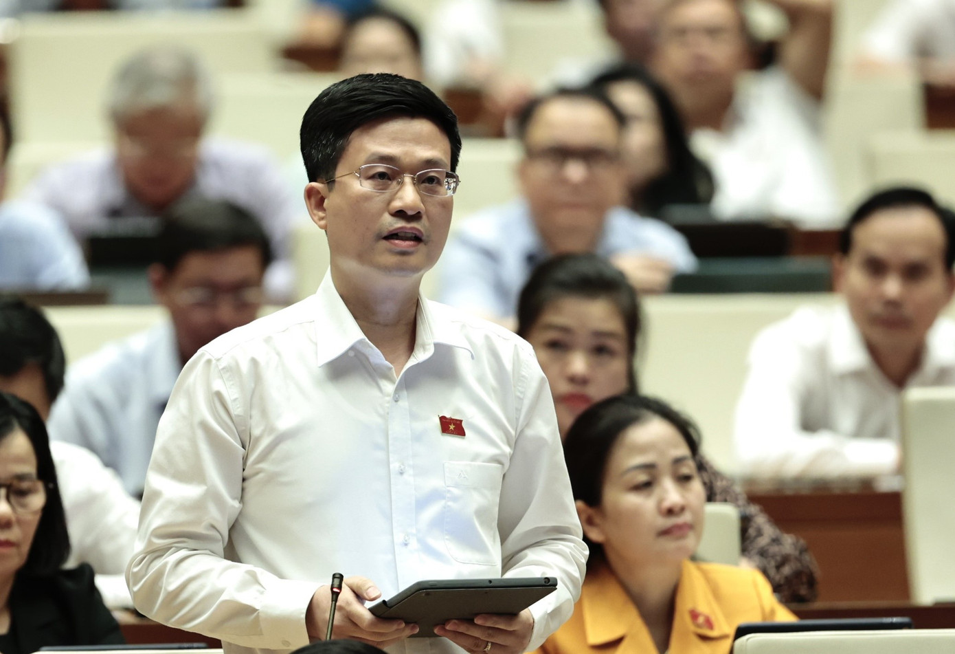 Đại biểu Đỗ Chí Nghĩa (Đoàn Phú Yên) nêu câu hỏi chất vấn. Ảnh: Như Ý