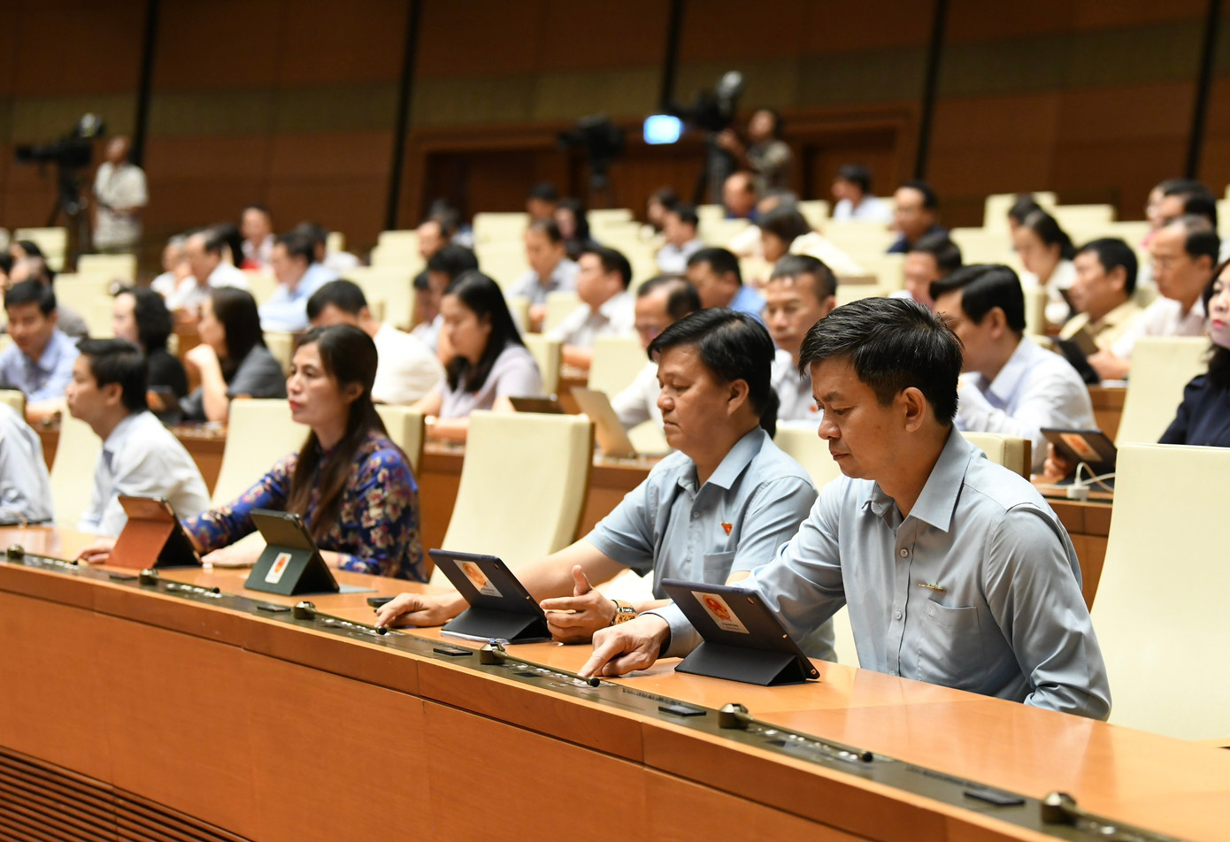 Quốc hội thông qua Luật Trật tự an toàn giao thông đường bộ.