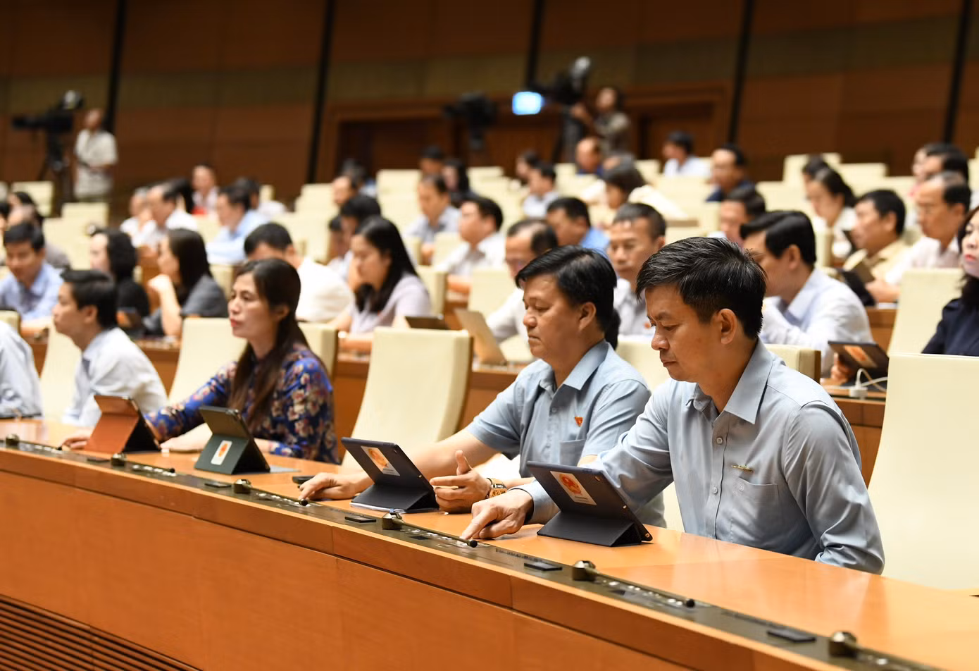 Quốc hội thông qua Luật Trật tự an toàn giao thông đường bộ. Quốc hội thông qua Luật Trật tự an toàn giao thông đường bộ.