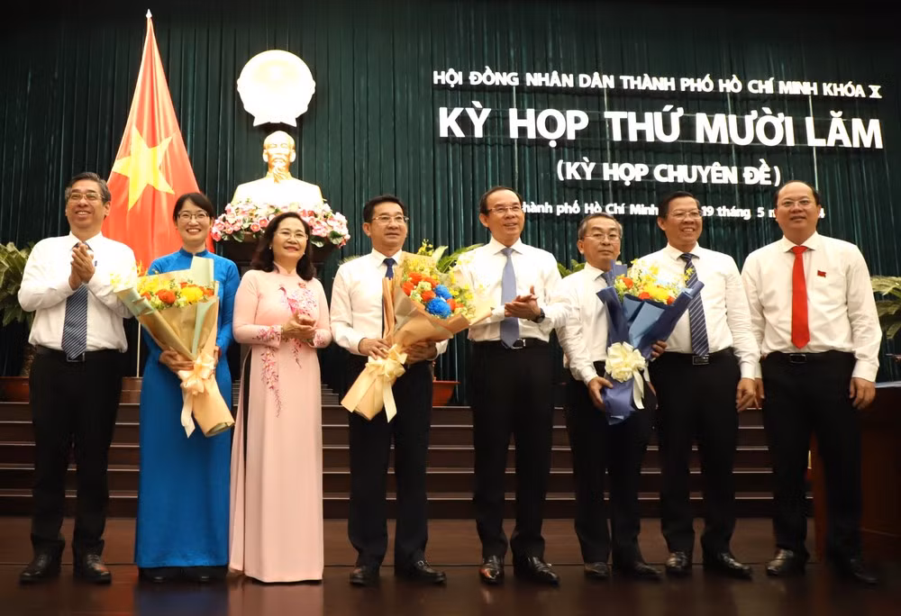 Lãnh đạo TPHCM chúc mừng ông Dương Ngọc Hải (thứ 4 từ trái qua) và bà Trần Thị Diệu Thúy (thứ hai từ trái qua) sau khi được bầu giữ chức Phó Chủ tịch UBND thành phố. Lãnh đạo TPHCM chúc mừng ông Dương Ngọc Hải (thứ 4 từ trái qua) và bà Trần Thị Diệu Thúy (thứ hai từ trái qua) sau khi được bầu giữ chức Phó Chủ tịch UBND thành phố.