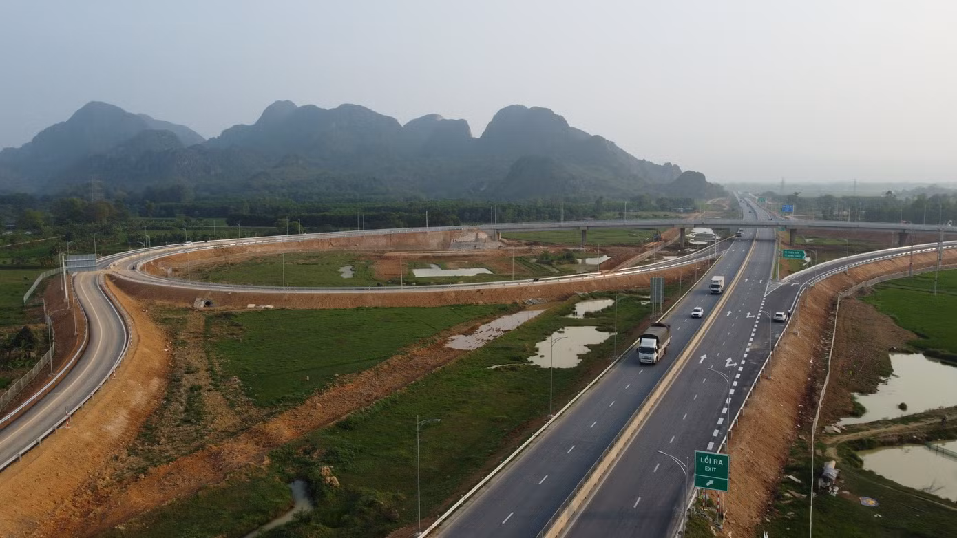 Các dự án đường bộ cao tốc đường hoàn thành đã mở ra không gian phát triển mới cho địa phương, vùng miền.