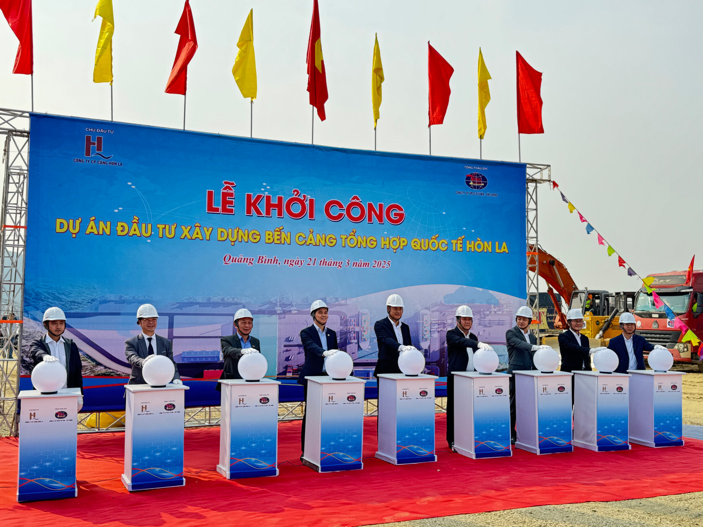 Các đại biểu thực hiện nghi thức khởi công dự án.