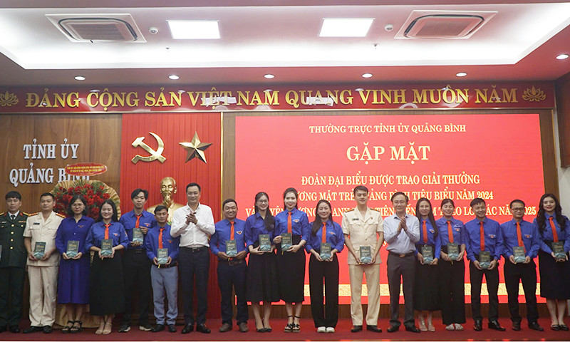 Bí thư Tỉnh ủy Quảng Bình tặng quà thanh niên tiên tiến làm theo lời Bác. Bí thư Tỉnh ủy Quảng Bình tặng quà thanh niên tiên tiến làm theo lời Bác.