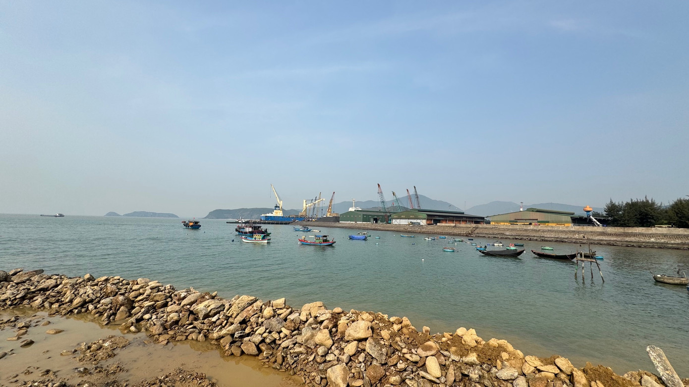 Vịnh Hòn La được đánh giá lý tưởng cho việc đầu tư cảng nước sâu vì kín gió.