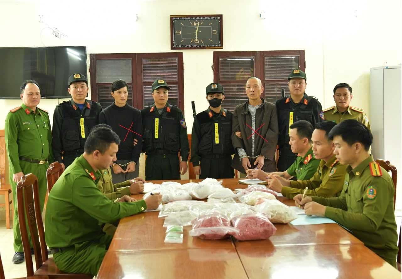 2 đối tượng Đinh Hồng Thuấn (áo dài xám) và Phạm Lê Tuấn Anh (áo khoác đen).