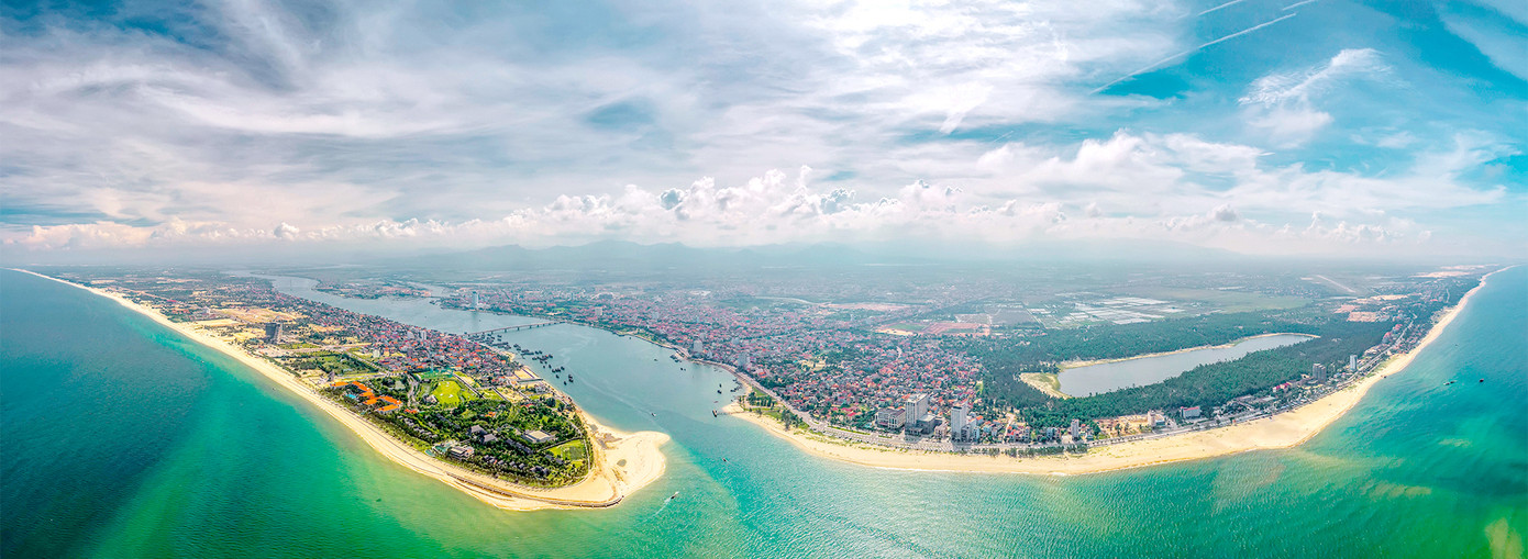 TP. Đồng Hới nhìn từ biển.