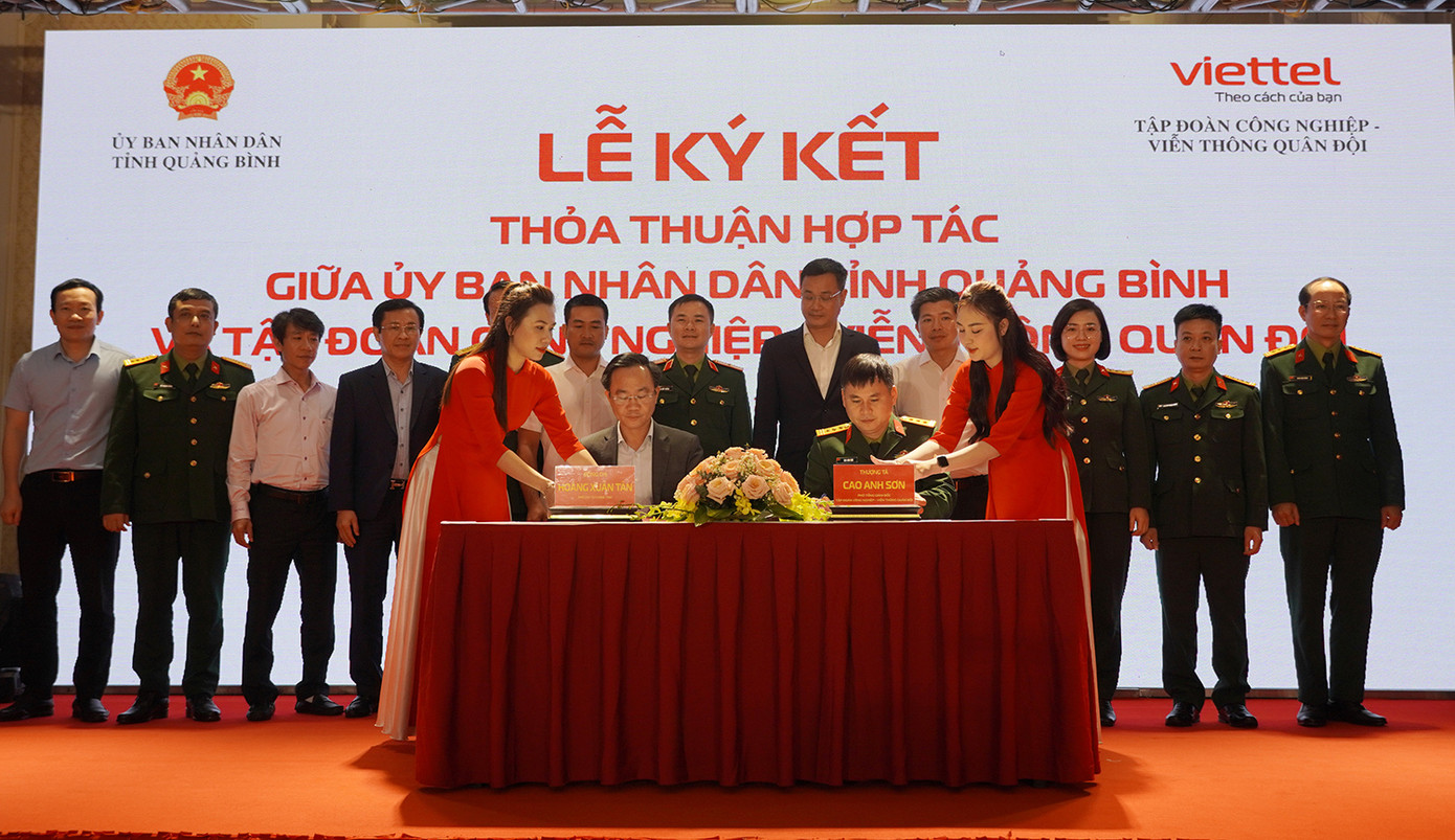 Lễ ký kết chuyển đổi số giữa UBND tỉnh Quảng Bình và Tập đoàn viễn thông Quân đội Viettel.