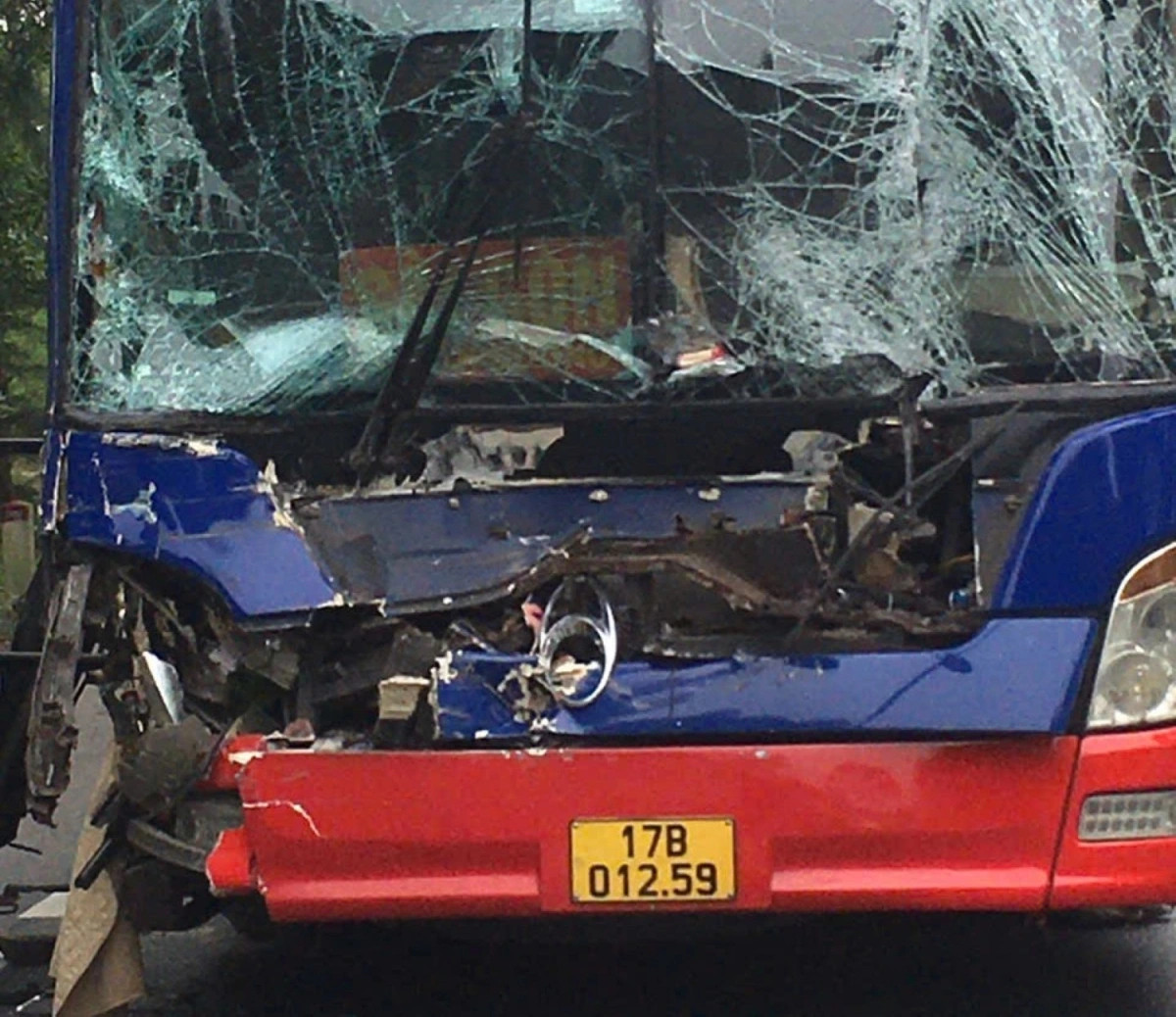 Cả 4 xe đều hư hỏng nặng.