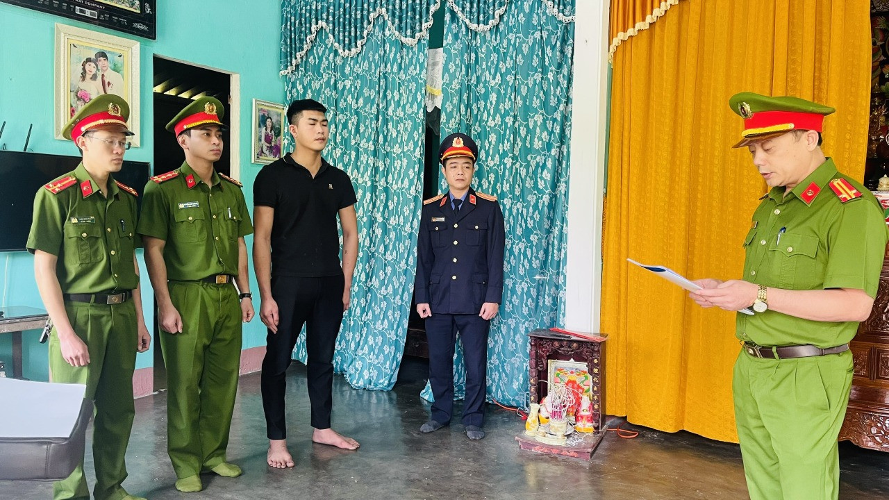 Cơ quan chức năng tống đạt các quyết định đối với Phạm Văn Quân.