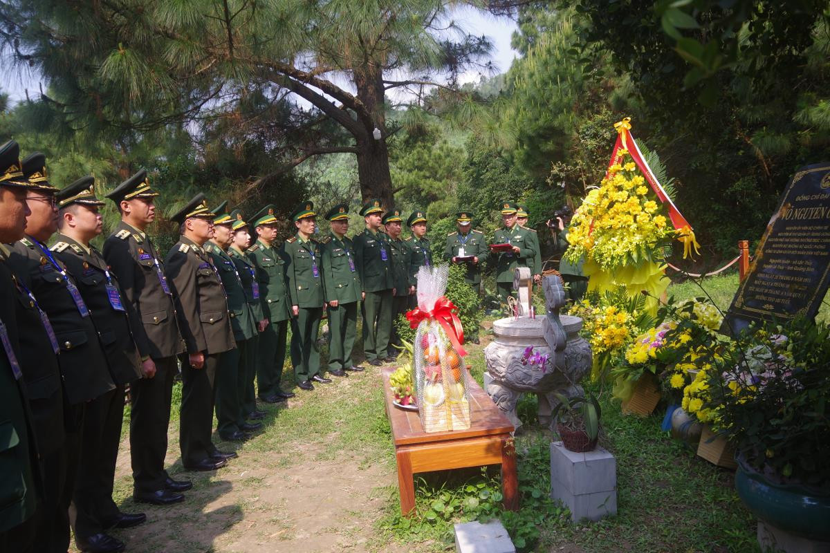 Đoàn sĩ quan trẻ Biên phòng Việt Nam - Lào tưởng nhớ Đại tướng Võ Nguyên Giáp. Ảnh Viết Lam.