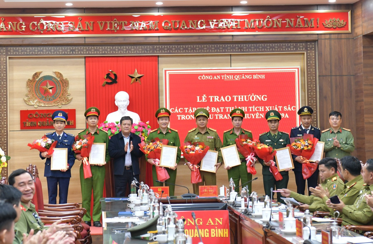 Chủ tịch UBND tỉnh Quảng Bình Trần Phong trao thưởng cho Ban chuyên án của 2 tỉnh.