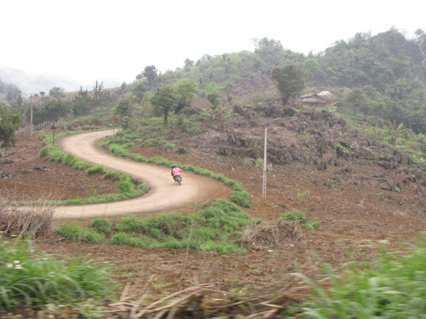 Đường lên đỉnh Suối Giàng trải qua nhiều dốc, đèo.