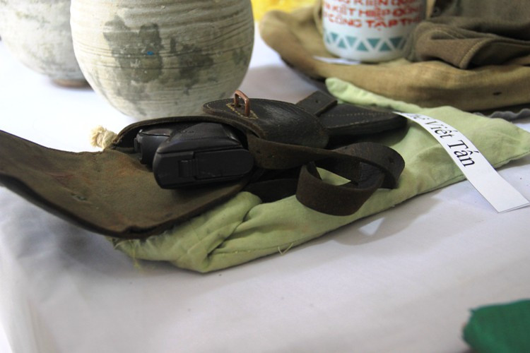 Khẩu súng lục hiệu Mauser-Werke của ông Chế Viết Tấn (sinh 1926, tại Hòa Vang, Đà Nẵng, mất 2012), từng Bí thư thành ủy Đà Nẵng, Phó chủ nhiệm Ủy ban kế hoạch Nhà nước, Phó trưởng ban thường trực Ban kinh tế TƯ... Năm 1953, ông Tấn được cấp khẩu súng này và được ông sử dụng hiệu quả trong suốt thời gian hoạt động cách mạng