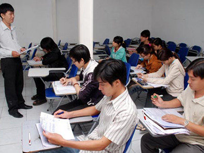 Giảng viên và sinh viên Trường ĐH Quốc tế Hồng Bàng trong một tiết học. (Ảnh: Tấn Thạnh)