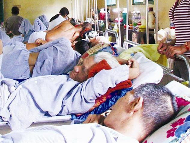 Giá thuốc đặc trị leo thang, bệnh nhân ngày càng kiệt quệ. Ảnh: Lê Nguyễn