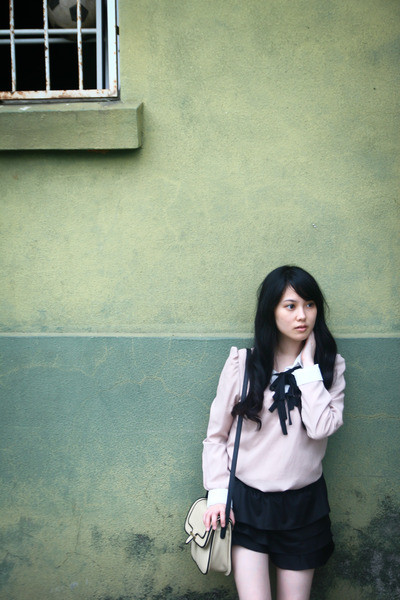 Chân váy chữ A, chân váy xếp ly mang đến một vẻ đẹp nữ tính dễ thương. Phần nơ buộc trên cổ áo hay váy là chi tiết thường thấy trong phong cách thời trang của các cô nàng nữ sinh. Blazer là item đại diện cho phong cách nữ sinh Châu Âu. Diện quần short với áo sơ mi trong ngày đi chơi cùng bạn bè.