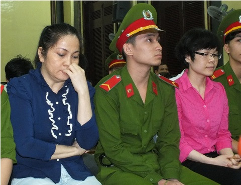 Con nợ và chủ nợ cùng dắt nhau ra tòa. Ảnh: Hữu Vinh Con nợ và chủ nợ cùng dắt nhau ra tòa - ảnh Hữu Vinh