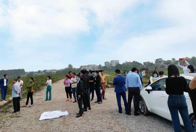 Trong cơn sốt đất lần có yếu tố đóng góp của một số nhà môi giới mới như nhân viên kinh doanh đa cấp, ngân hàng, nhân viên bán bảo hiểm hay thậm chí những người bán nước ở đầu ngõ. Trong cơn sốt đất lần có yếu tố đóng góp của một số nhà môi giới mới như nhân viên kinh doanh đa cấp, ngân hàng, nhân viên bán bảo hiểm hay thậm chí những người bán nước ở đầu ngõ.