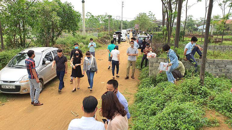 Phó Thủ tướng yêu cầu các bộ, ngành giám sát, xử lý nghiêm hành vi, đối tượng lợi dụng thông tin để đẩy giá bất động sản nhằm thu lợi bất chính. Phó Thủ tướng yêu cầu các bộ, ngành giám sát, xử lý nghiêm hành vi, đối tượng lợi dụng thông tin để đẩy giá bất động sản nhằm thu lợi bất chính.