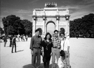 NSUT Thanh Loan cùng chồng và các con