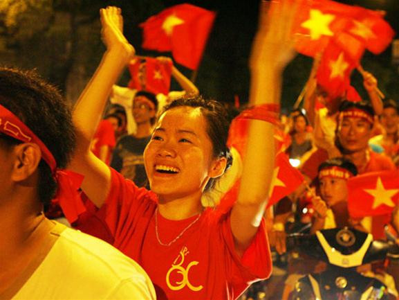 Đèn trời trước sân Mỹ Đình Gia đình cùng đi ăn mừng Sướng quá!!! Anh ơi, sướng quá!!! Không khí cuồng nhiệt tại hồ Gươm Việt Nam vô địch!!! Cảm ơn UAE... Một CĐV cuồng nhiệt Tiến lên, Việt Nam!! Mừng chiến thắng nào anh Khách du lịch nước ngoài cũng hòa cùng niềm vui người hâm mộ Việt Nam Hàng ngàn fan TPHCM tập trung trước KS Sofitel hô vang: “Việt Nam - UAE!” . Ảnh: Hà Phan Đèn trời trước sân Mỹ Đình Gia đình cùng đi ăn mừng Sướng quá!!! Anh ơi, sướng quá!!! Không khí cuồng nhiệt tại hồ Gươm Việt Nam vô địch!!! Cảm ơn UAE... Một CĐV cuồng nhiệt Tiến lên, Việt Nam!! Mừng chiến thắng nào anh Khách du lịch nước ngoài cũng hòa cùng niềm vui người hâm mộ Việt Nam Hàng ngàn fan TPHCM tập trung trước KS Sofitel hô vang: “Việt Nam - UAE!” . Ảnh: Hà Phan