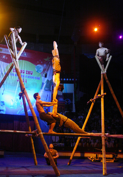 Những động tác mạo hiểm trong câu chuyện Mai An Tiêm với sự tích dưa hấu.