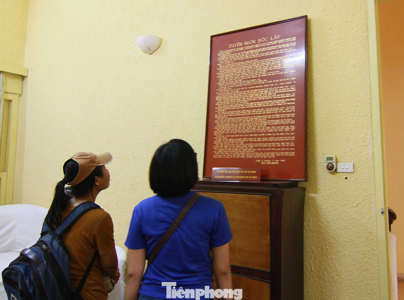 Hình ảnh Chủ tịch Hồ Chí Minh đọc Tuyên ngôn Độc lập - khai sinh ra nước Việt Nam Dân chủ cộng hòa được trưng bày tại ngôi nhà số 48 phố Hàng Ngang (quận Hoàn Kiếm), Hà Nội.