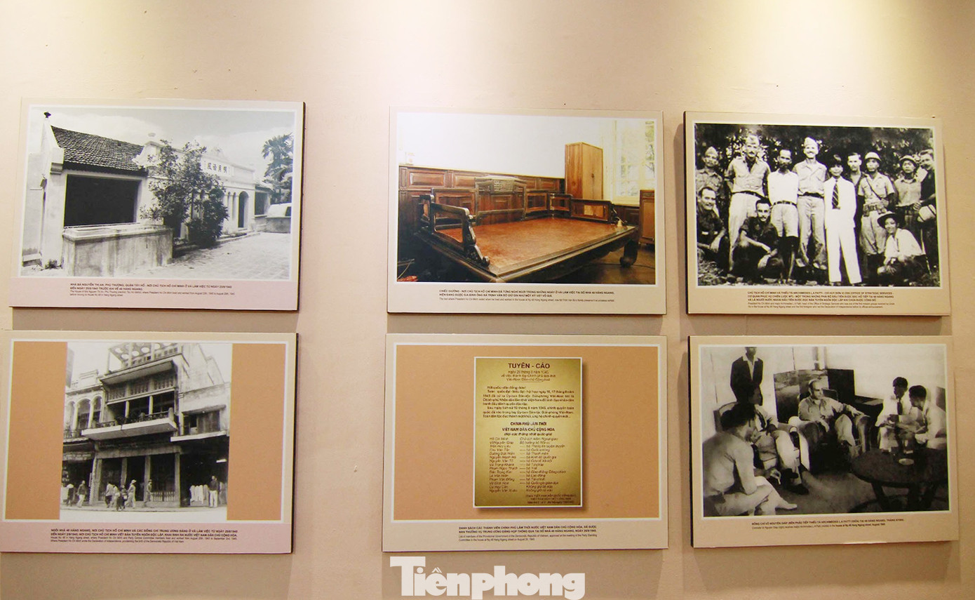 Hình ảnh Chủ tịch Hồ Chí Minh đọc Tuyên ngôn Độc lập - khai sinh ra nước Việt Nam Dân chủ cộng hòa được trưng bày tại ngôi nhà số 48 phố Hàng Ngang (quận Hoàn Kiếm), Hà Nội.