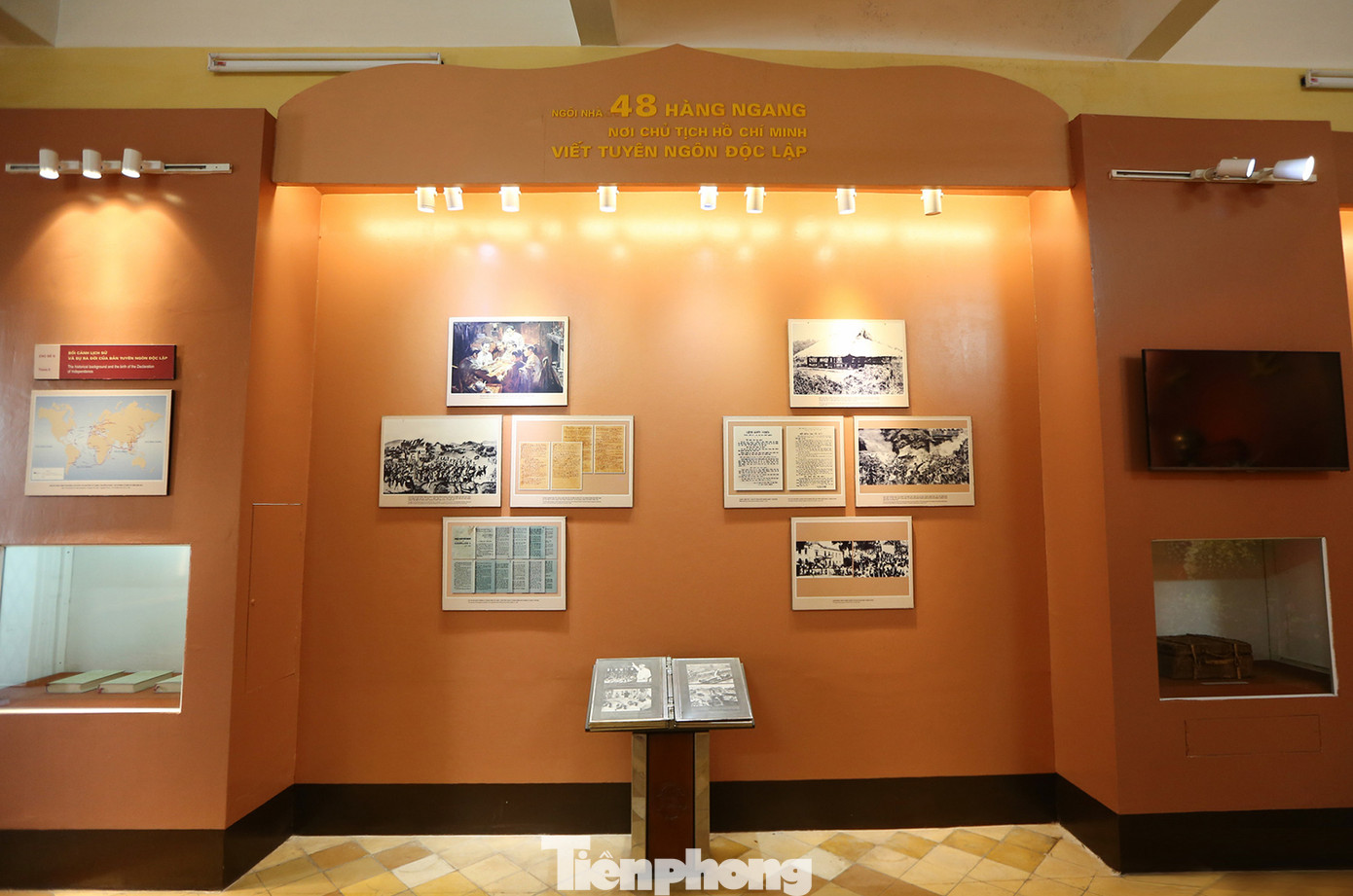 Hình ảnh Chủ tịch Hồ Chí Minh đọc Tuyên ngôn Độc lập - khai sinh ra nước Việt Nam Dân chủ cộng hòa được trưng bày tại ngôi nhà số 48 phố Hàng Ngang (quận Hoàn Kiếm), Hà Nội.