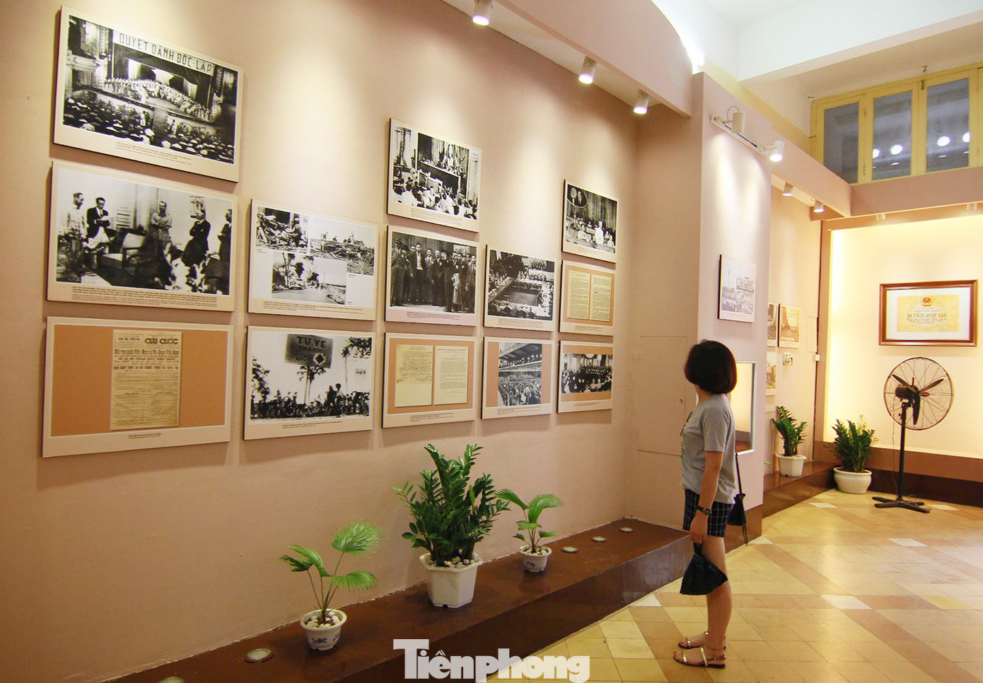 Hình ảnh Chủ tịch Hồ Chí Minh đọc Tuyên ngôn Độc lập - khai sinh ra nước Việt Nam Dân chủ cộng hòa được trưng bày tại ngôi nhà số 48 phố Hàng Ngang (quận Hoàn Kiếm), Hà Nội.