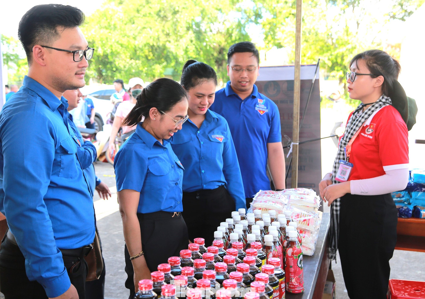 Các bạn trẻ sửa chữa nhà dân, xây mới nhà vệ sinh công cộng, khám bệnh phát thuốc, tặng quà cho 200 bà con nhân dân là đồng bào dân tộc thiểu số và trao tặng 3 máy lọc nước cho địa phương xã Earbar. Các bạn trẻ sửa chữa nhà dân, xây mới nhà vệ sinh công cộng, khám bệnh phát thuốc, tặng quà cho 200 bà con nhân dân là đồng bào dân tộc thiểu số và trao tặng 3 máy lọc nước cho địa phương xã Earbar.