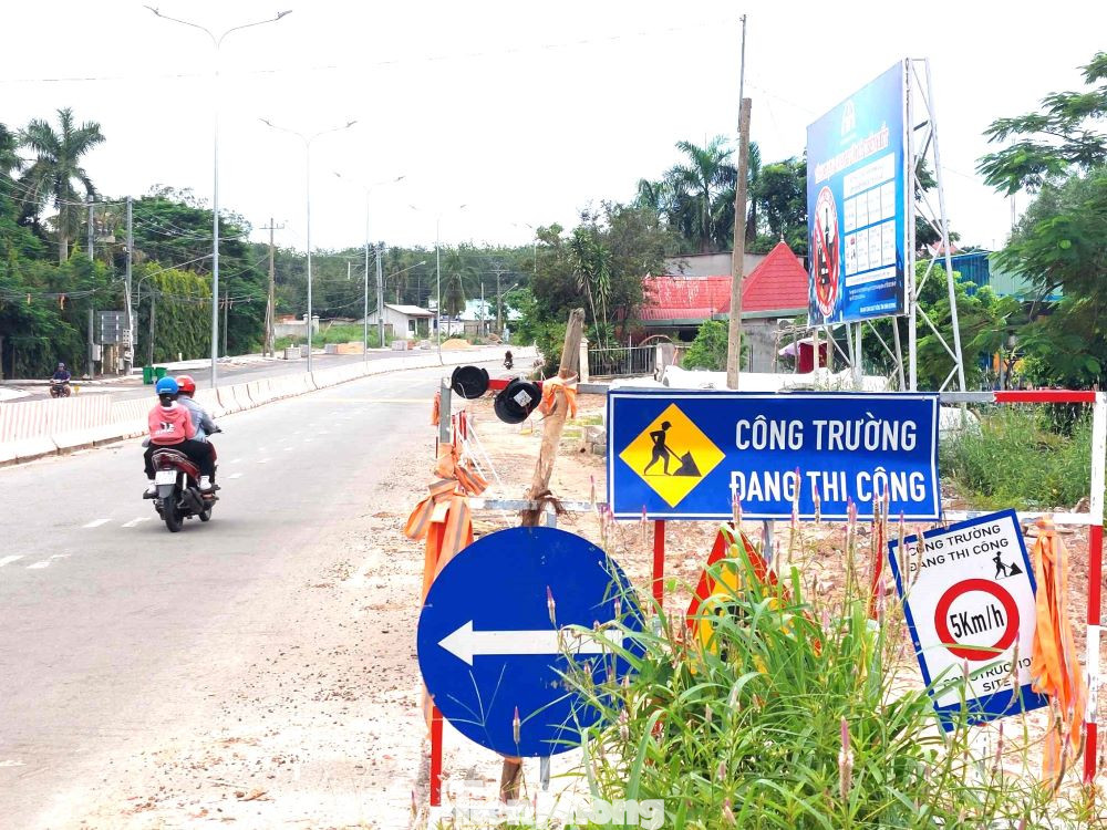 Công trình nâng cấp, mở rộng đường ĐT 744 đoạn Km12 - Km32 (đoạn thuộc huyện Dầu Tiếng) là đoạn tuyến cuối của toàn bộ dự án. Công trình nâng cấp, mở rộng đường ĐT 744 đoạn Km12 - Km32 (đoạn thuộc huyện Dầu Tiếng) là đoạn tuyến cuối của toàn bộ dự án.