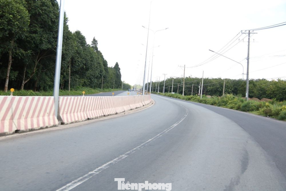 Từ năm 2022, tuyến huyết mạch ĐT 744 kết nối với các địa phương trong tỉnh Bình Dương và khu vực Đông Nam bộ tiếp tục được nâng cấp, mở rộng (đoạn từ Km24+460 đến ngã tư Cầu Cát) nhằm đáp ứng nhu cầu lưu thông, bảo đảm an toàn, đồng thời giải quyết việc tiêu thoát nước và chống ngập úng cho khu vực ven đường. Từ năm 2022, tuyến huyết mạch ĐT 744 kết nối với các địa phương trong tỉnh Bình Dương và khu vực Đông Nam bộ tiếp tục được nâng cấp, mở rộng (đoạn từ Km24+460 đến ngã tư Cầu Cát) nhằm đáp ứng nhu cầu lưu thông, bảo đảm an toàn, đồng thời giải quyết việc tiêu thoát nước và chống ngập úng cho khu vực ven đường.